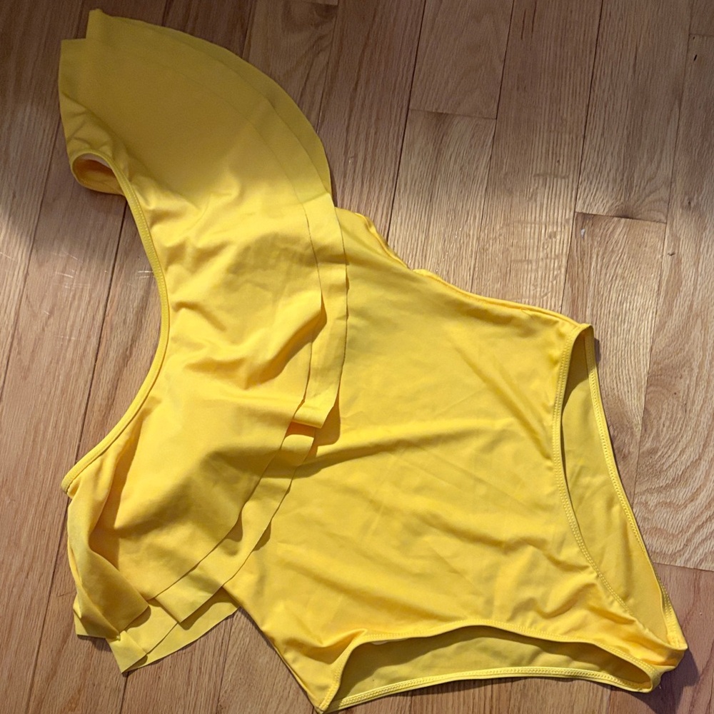 One-Shoulder Ruffle Yellow Swimsuit - Picture 4 of 4